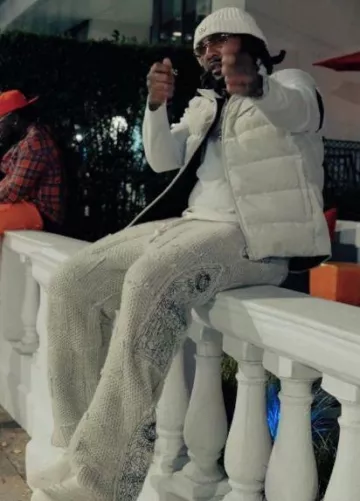 Chaleco acolchado de pana marfil de Prada usado por Money Man en la cuenta de Instagram @moneyman