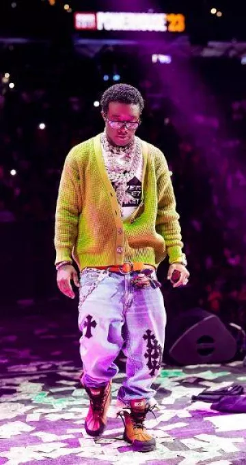 Mezclilla azul con corazones cromados y jeans de parche cruzado negro usados por Lil Uzi Vert en la cuenta de Instagram @liluzivert