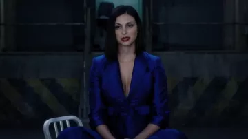 Carolina Herrera Robe de cocktail en taffetas de style trench portée par Elena Federova (Morena Baccarin) dans The Endgame (S01E02)