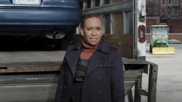 Gabardina Burberry Chelsea Heritage usada por Val Turner (Ryan Michelle Bathe) como se ve en The Endgame (T01E02)