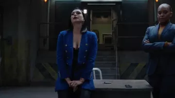 Saint Laurent Veste longue croisée en tweed bleu Visi portée par Elena Federova (Morena Baccarin) vue dans The Endgame (S01E04)