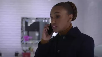 Chloé Suéter de cuello alto con puños festoneados usado por Val Turner (Ryan Michelle Bathe) como se ve en The Endgame (T01E04)