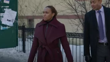 Abrigo Mackage Nori usado por Val Turner (Ryan Michelle Bathe) como se ve en The Endgame (T01E06)