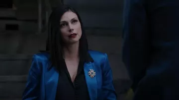 Chemise en soie à boutons recouverts d’Helek du Club Monaco portée par Elena Federova (Morena Baccarin) comme on le voit dans The Endgame (S01E09)