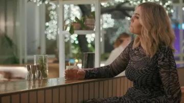 Vestido de manga larga con estampado de estrellas de Mugler usado por Kate Adams como se ve en The Real Housewives of Sydney (T02E02)