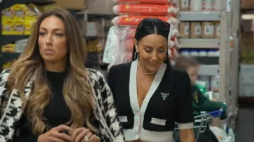 Cárdigan de lana recortado de dos tonos de Prada usado por Terry Biviano como se ve en The Real Housewives of Sydney (T02E02)