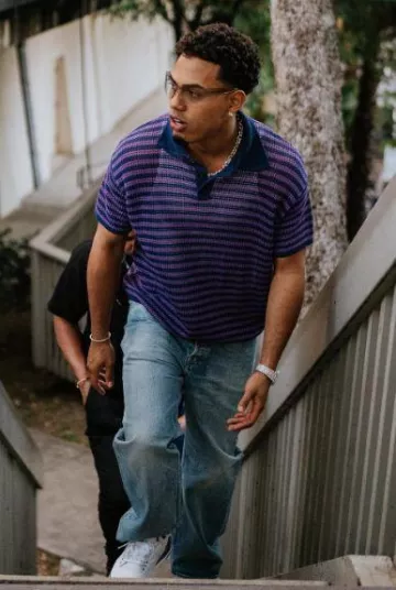 Bode Purple & Navy Striped Crochet Polo porté par Myke Towers sur le compte Instagram @myketowers