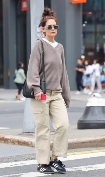 Gafas de sol de montura rectangular esculpida de Prada Eyewear usadas por Katie Holmes en la ciudad de Nueva York el 3 de junio de 2023