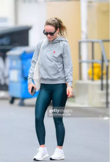 Sudadera con capucha Ami Paris Ami De Coeur usada por Olivia Wilde en Los Ángeles el 5 de junio de 2023