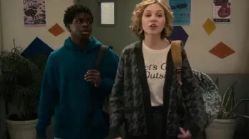 Camiseta gráfica de algodón Madewell Let's Go Outside usada por Ella McCaffrey (Lily Brooks O'Briant) como se ve en Life by Ella (S01E02)