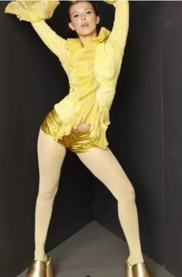 Kj Beckett Falke Collant 30 deniers de luxe mat en jaune mimosa porté par Millie Bobby Brown sur Glamour Magzine le 16 octobre 2023