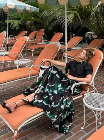 Bolso Hermes Kelly 25 Quadrille Viking Toile Black / White Sellier usado por Sofia Richie en su Instagram el 5 de junio de 2023