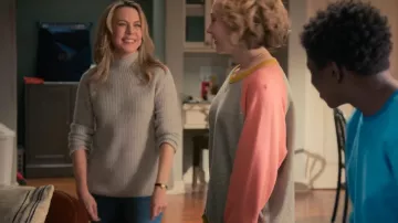 Jersey de canalé de cuello alto Wlane usado por Joanne McCaffrey (Mary Faber) como se ve en Life by Ella (S01E08)