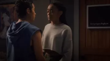 Tna Cozy Fleece Boyfriend Croppped Sweatshirt porté par Lexi (Mercedes Morris) comme on le voit dans SkyMed (S02E05)