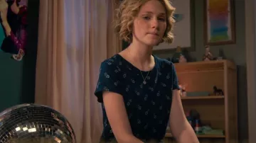 Madewell La camiseta vintage perfecta índigo en Daisies Forever usada por Ella McCaffrey (Lily Brooks O'Briant) como se ve en Life by Ella (S01E08)