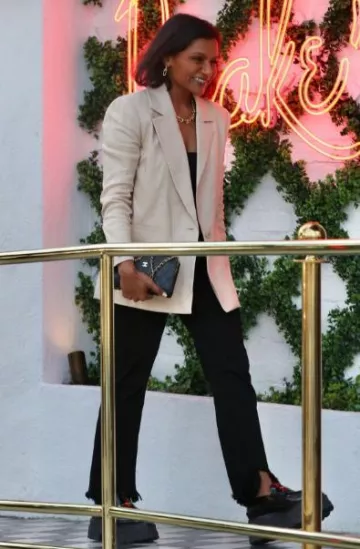 Cartera Chanel con cadena usada por Mindy Kaling en West Hollywood el 5 de junio de 2023