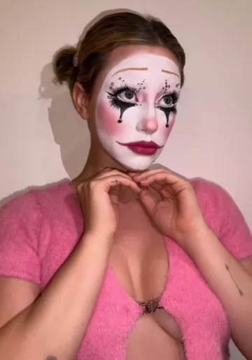 Product H&m Fluffy Cardi­gan worn by Lili Reinhart on her Instagram Story on October 26, 2023