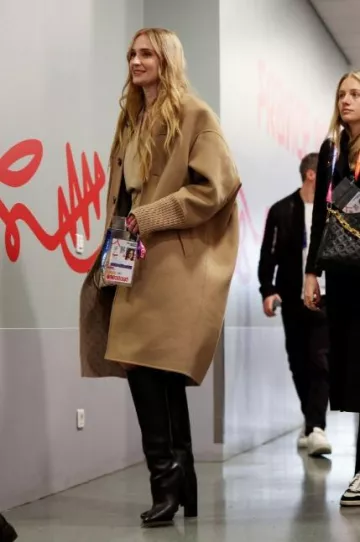 Louis Vuitton Long Bomber Coat ample porté par Sophia Turner lors de la Coupe du Monde de Rugby le 28 octobre 2023