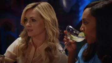 Blusa de seda abotonada con inserción de encaje Chloe usada por Amy Quinn (Lindsey Gort) como se ve en All Rise (T03E17)