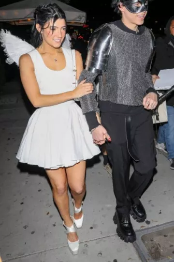 Colgante Louis Vuitton Silver Lockit usado por Charli D'Amelio en la fiesta de Halloween de Chateau Marmont el 28 de octubre de 2023