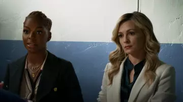 Chemisier de L’Agence Bianca porté par Amy Quinn (Lindsey Gort) dans All Rise (S03E17)