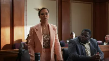 Pantalon Sandro Felix porté par Emily Lopez (Jessica Camacho) dans All Rise (S03E17)