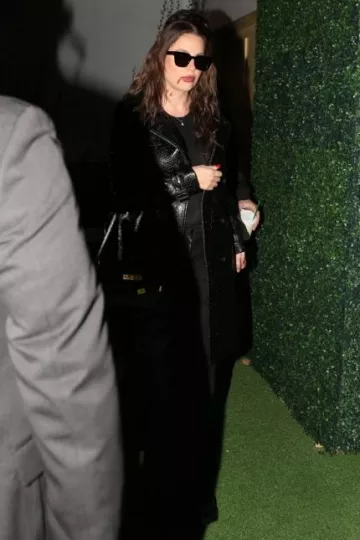 Bolso Manhattan de Saint Laurent usado por Ashley Benson en la fiesta de Halloween el 28 de octubre de 2023