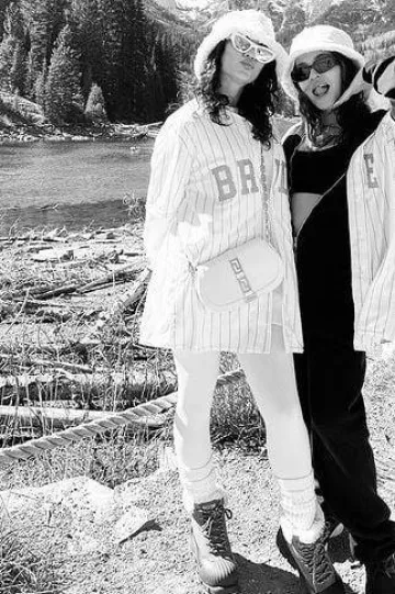 Sombrero de pescador de peluche Lack of Color en marfil usado por Vanessa Hudgens en su publicación de Instagram el 28 de octubre de 2023