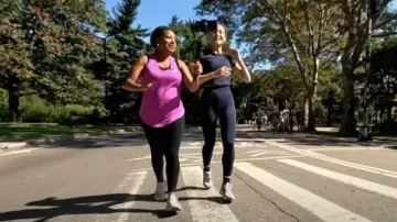 Camiseta sin mangas New Balance Accelerate en rosa cósmico usada por Sheinelle Jones como se ve en Today el 30 de octubre de 2023
