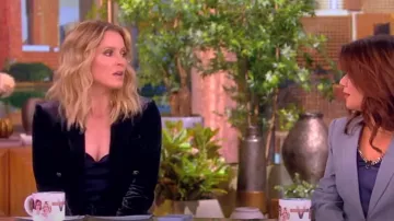 Veronica Beard Gaya Velvet Dickey Jacket usada por Sara Haines como se ve en The View el 30 de octubre de 2023