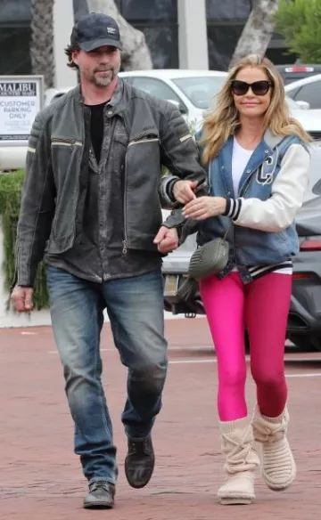 Saint Laurent Lou Mini Monogram Ysl Quilt Calf Camera Bag usado por Denise Richards en Malibú el 6 de junio de 2023