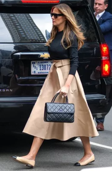 Chanel Cap Toe Ballet Flats usado por Melania Trump en la Torre Trump el 8 de junio de 2023