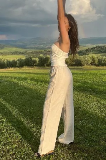Pantalón de lino Reformation Olina usado por Alycia Debnam-Carey en su publicación de Instagram el 8 de junio de 2023