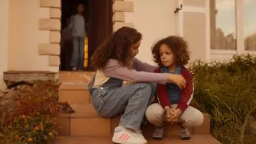 The Adidas shoes worn by Fara (Gloria Guez) in the series So Far Everything Is Fine (S01E01)