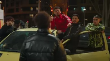 La veste imprimée Nike jaune de l'Atlético de Madrid portée par un comédien dans la série Jusqu'ici tout va bien (Saison 1 Episode 1)