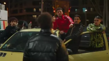 La chaqueta deportiva roja de Adidas usada por un actor en la serie So Far So Good (Temporada 1, Episodio 1)