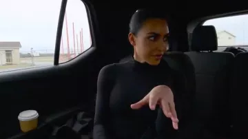 Body de cuello alto de Skims usado por Kim Kardashian como se ve en The Kardashians (T04E06)