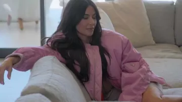 Chaqueta bomber Prada Re-Nylon usada por Kim Kardashian como se ve en The Kardashians (T04E06)