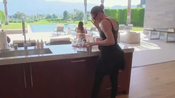 Leggings Lululemon Align portés par Khloé Kardashian dans The Kardashians (S04E06)