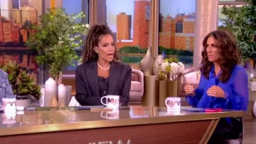 Simkhai Billie - Haut bustier en laine mélangée sur mesure porté par Sunny Hostin comme on le voit dans The View le 1er novembre 2023