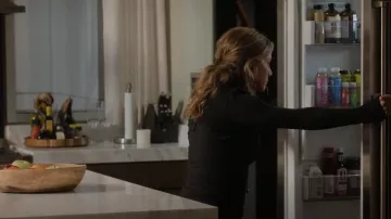 Lululemon De­fine Jack­et worn by Alex Levy (Jennifer Aniston) as seen in The Morning Show (S03E09)