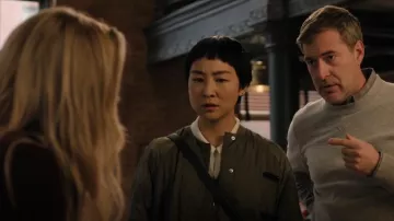 Manteau Ganni Army Green en feutre matelassé Ripstop porté par Stella Bak (Greta Lee) comme on le voit dans The Morning Show (S03E09)