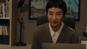 Cardigan à empiècements marron Sacai porté par Stella Bak (Greta Lee) comme on le voit dans The Morning Show (S03E09)
