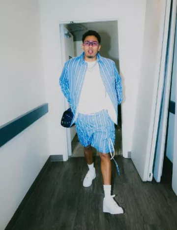 Surchemise matelassée à rayures bleues Jacquemus portée par Myke Towers sur le compte Instagram @myketowers