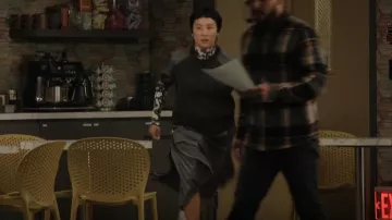 Jupe à gousset latérale Sacai MA-1 portée par Stella Bak (Greta Lee) comme on le voit dans The Morning Show (S03E09)