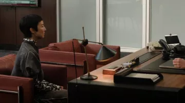 Sacai Nylon Twill x Sponge Sweat Pullover porté par Stella Bak (Greta Lee) comme on le voit dans The Morning Show (S03E09)