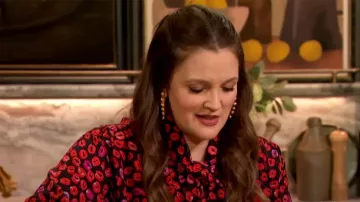 Pendientes colgantes Oscar de la Renta Heart & Spheres usados por Drew Barrymore como se ve en The Drew Barrymore Show el 30 de octubre de 2023