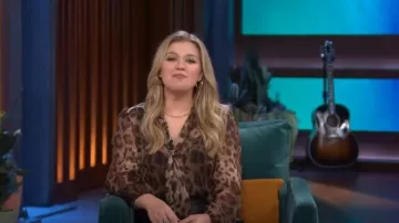 Top blusa de Dolce and Gabbana usado por Kelly Clarkson como se ve en The Kelly Clarkson Show el 27 de octubre de 2023