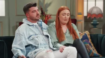 Blusa con cuello en V de H&M usada por Jay Howard como se ve en Married at First Sight UK (S08E25)
