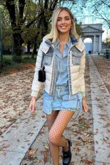 Bolso femenino de cuero cepillado de Prada usado por Chiara Ferragni en su publicación de Instagram el 31 de octubre de 2023